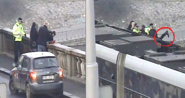 VIDEO: Drama na Palackého mostě! Žena chtěla spáchat sebevraždu, policisté ji zachránili