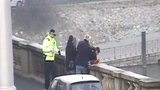 Sebevrah (27) chtěl skočit z mostu: Policisté mu na poslední chvíli zachránili život