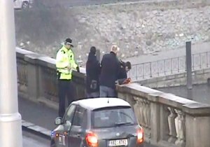 Sebevrah (27) chtěl skočit z mostu: Policisté mu na poslední chvíli zachránili život (ilustrační foto)