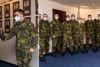 Voják Rosťa vykopl dveře a z hořícího domu vynesl stařenku: Životy zachraňovali i jeho kolegové