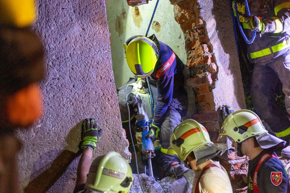 Hasiči ve Starých Heřminovech hodiny zachraňovali krávu s teletem.