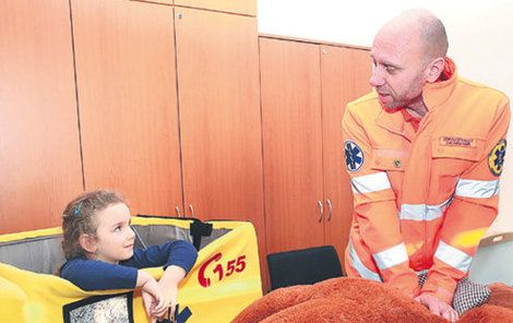 Záchranář Marek Sárince předvedl na medvědovi masáž srdce.