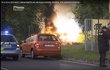 Auto poté, co z něj Radek Janoušek vytáhl řidiče, explodovalo.