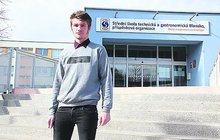 Fotbalista (16) zkolaboval při zápase: Fanoušek mu masáží  srdce zachránil život!