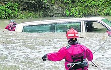 Auto uvízlo v rozbouřené řece, lidé vylezli na střechu!