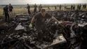 Záchranář na místě letecké katastrofy malajsijského boeingu na východě Ukrajiny