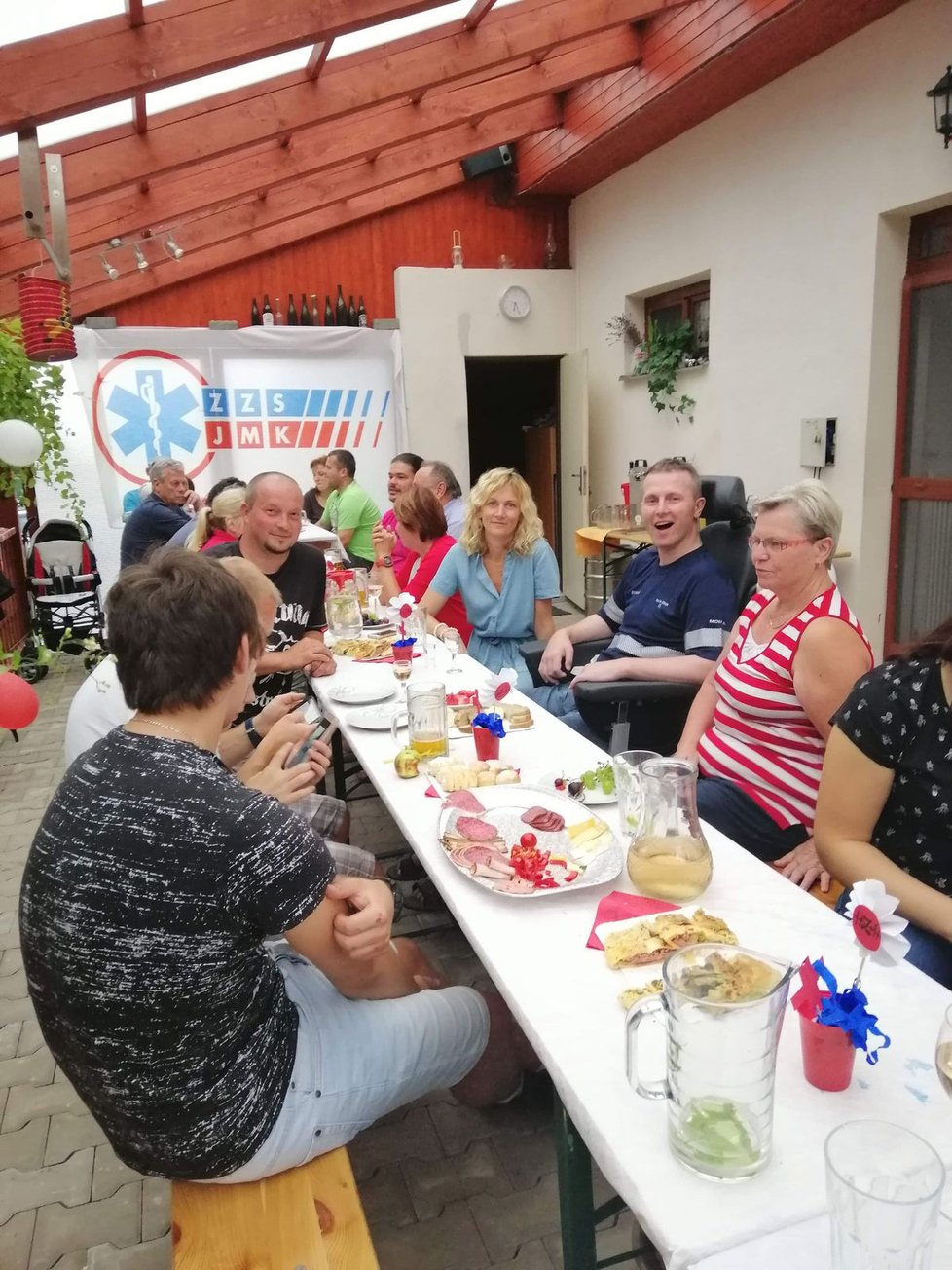 Ochrnutý záchranář Zdeněk Mikula slaví 45. narozeniny. Jeho stav se díky podpoře rodiny, přátel a rehabilitacím neustále zlepšuje.