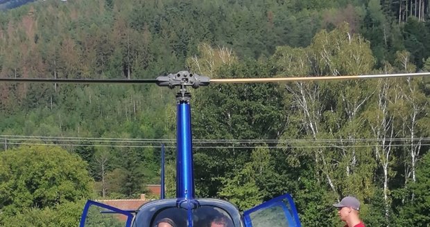 Ochrnutý záchranář Zdeněk Mikula (45) dostal k narozeninám od rodiny a přátel dárek v podobě letu vrtulníkem.