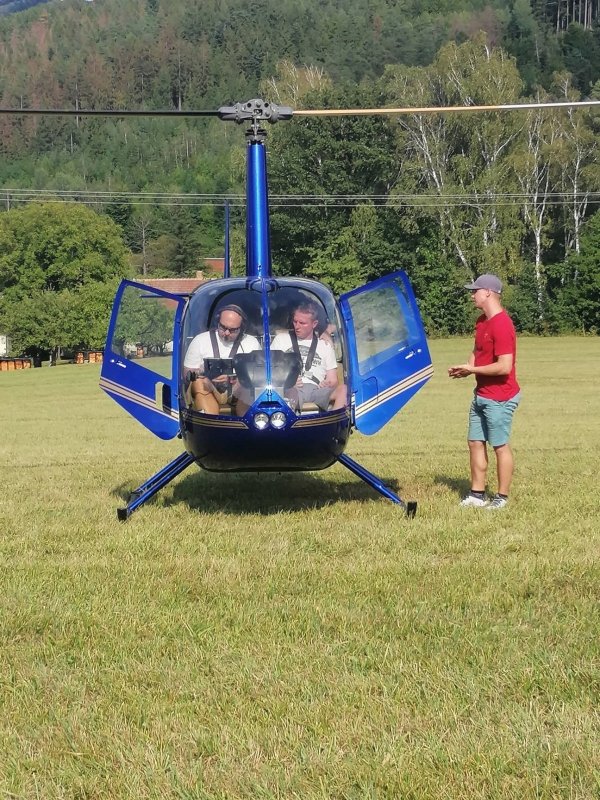 Ochrnutý záchranář Zdeněk Mikula (45) dostal k narozinám od rodiny a přátel dárek v podobě letu vrtulníkem.