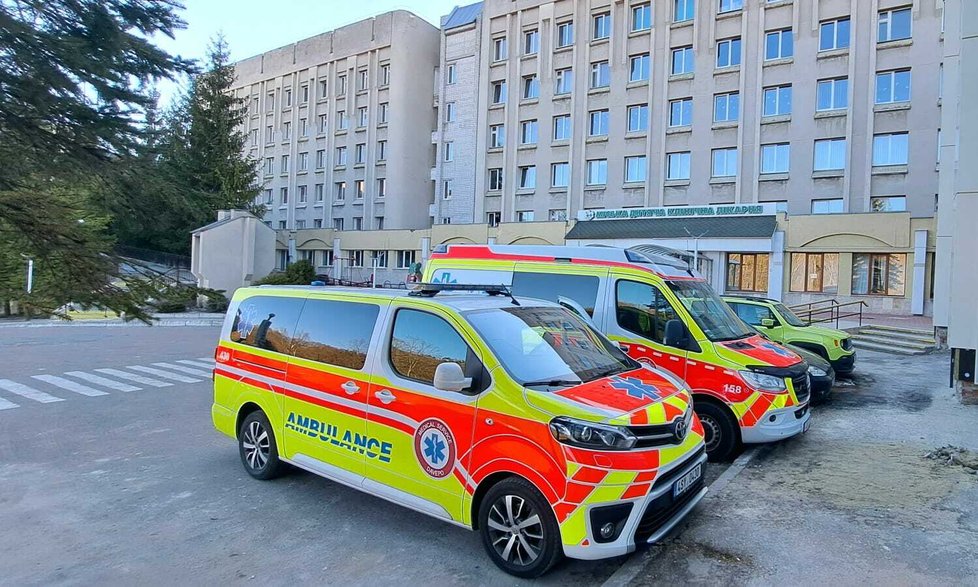 Záchranáři z Ukrajiny do Prahy převezli zraněného chlapce a jeho tatínka. Maminka bombardování nepřežila. 