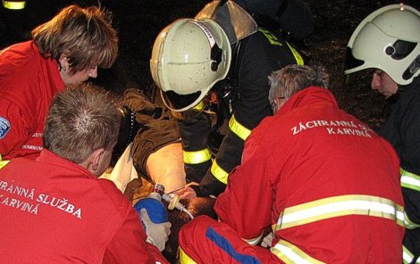 Muže, kterého hasiči vynesli z hořícího pokoje, se záchranáři marně snažili oživit.