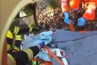 Dostal infarkt, zavolal si záchranku a omdlel: Z nepřístupného lesa ho nesli hasiči ve vaně