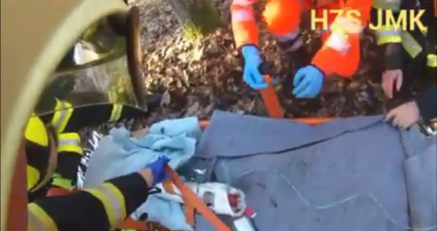 Dostal infarkt, zavolal si záchranku a omdlel: Z nepřístupného lesa ho nesli hasiči ve vaně