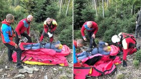 Muž uklouzl při výstupu na vrch Smrk v Beskydech a zůstal zaklíněn mezi stromy.