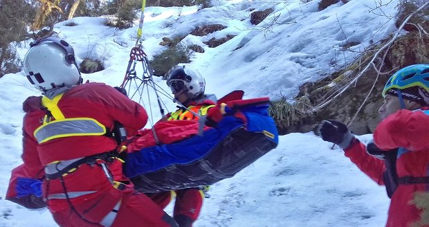 Chlapec se na Českolipsku zřítil ze 14metrové skály: Těžce zraněný si sám zavolal pomoc