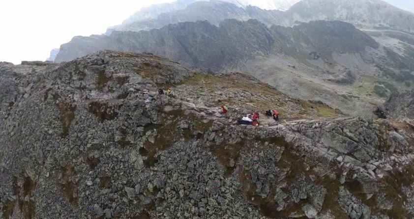 Skupinu polských turistů na slovenské hoře Kriváň ve Vysokých Tatrách zasáhl blesk. Jeden muž zemřel, další je vážně zraněný.  (16.8.2022)