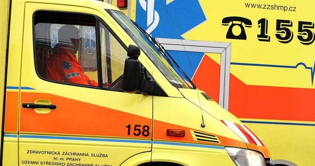 Záhadné umrtí v Prostějově: Mladého muže v pyžamu těsně před smrtí našla kolemjdoucí na chodníku, zřejmě skočil z okna