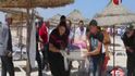Záchranáří na snímcích z vysílání televize Tunisia TV1 ošetřují oběti útoku na pláži v Tunisku