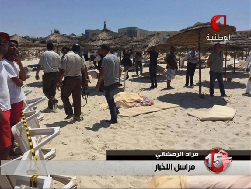Záchranáří na snímcích z vysílání televize Tunisia TV1 ošetřují oběti útoku na pláži v Tunisku