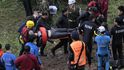 Záchranáři nesou oběť ze zříceného letadla na Tchaj-wanu