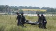 Záchranáři nesou tělo oběti ze sestřeleného malajsijského letadla na východě Ukrajiny