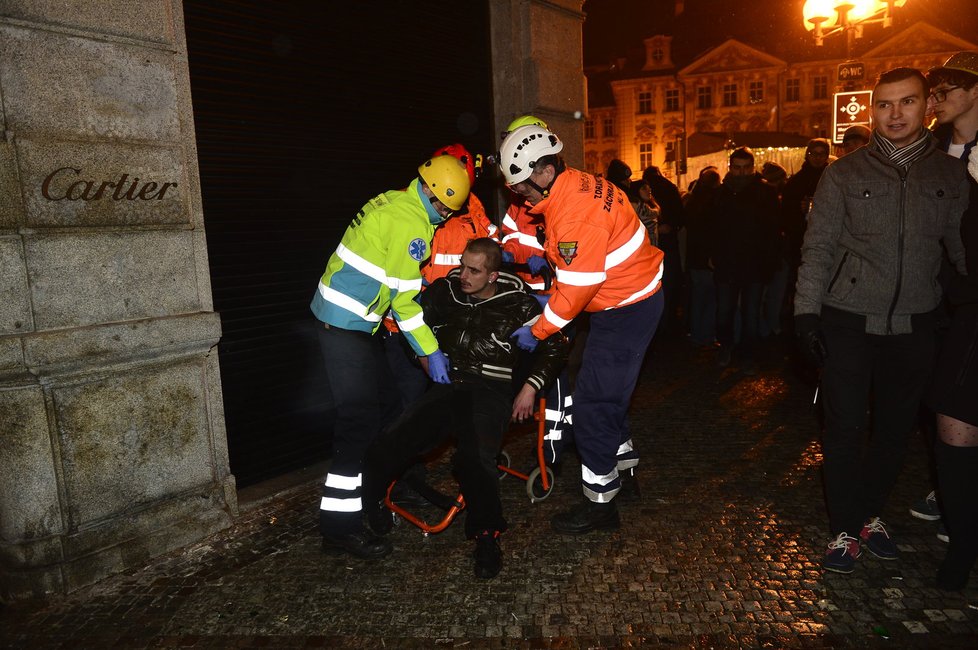 Záchranáři zasahovali během oslav v centru Prahy