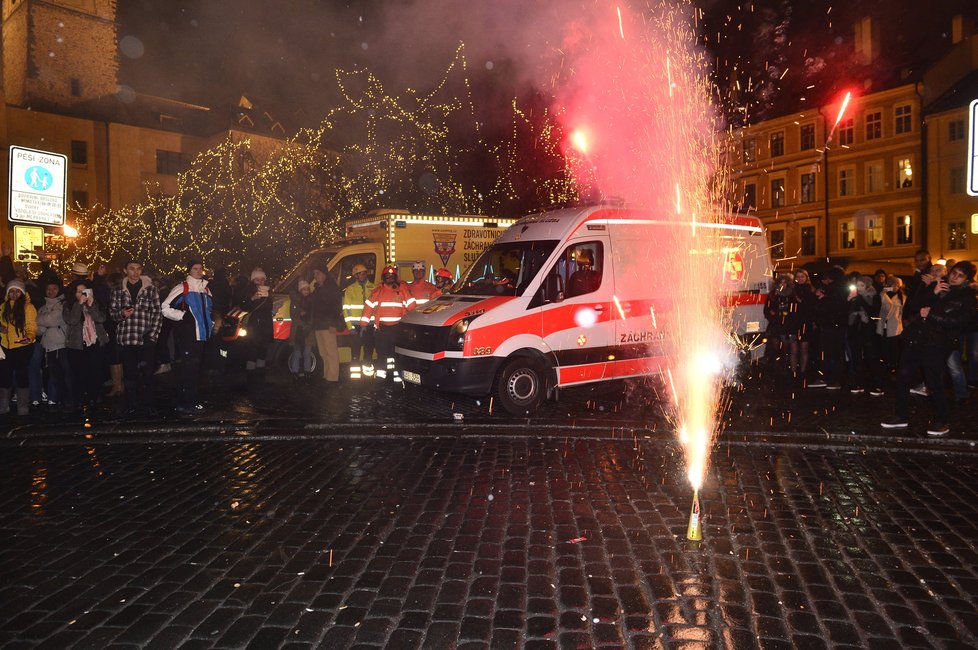 Záchranáři zasahovali během oslav v centru Prahy