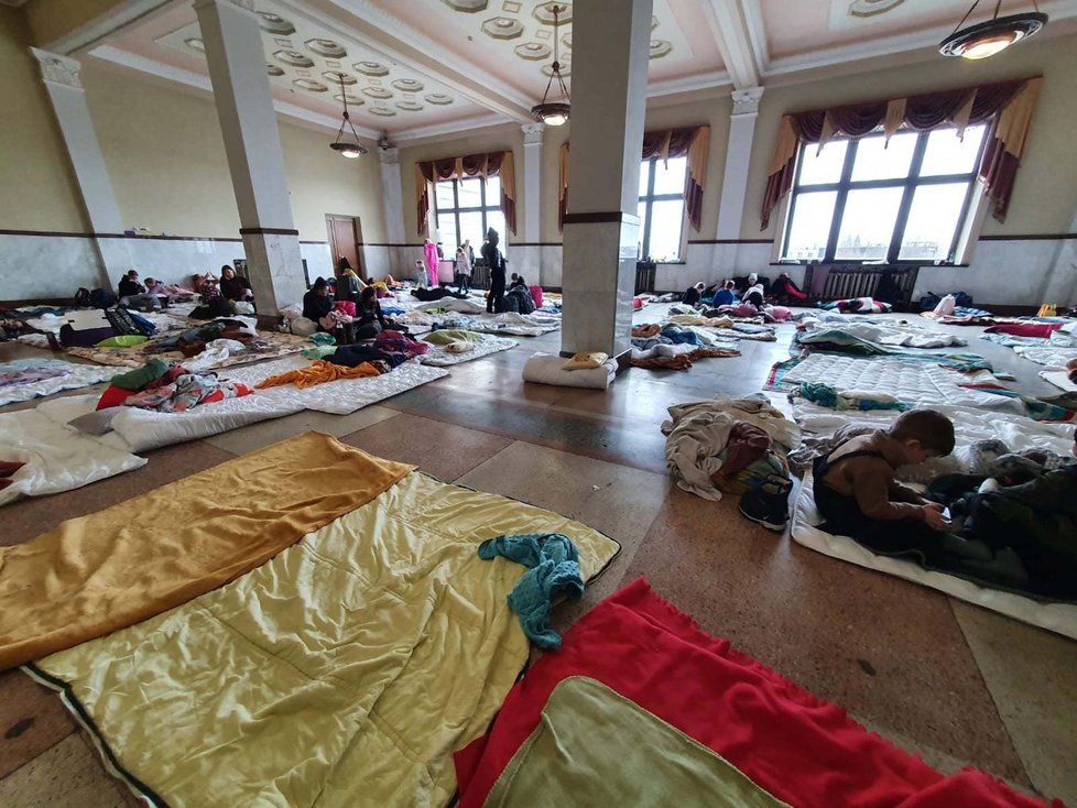 Dobrovolní záchranáři pomáhají na Ukrajině, do České republiky transportují matky s dětmi.