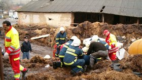 Záchranáři vyprošťují uvězněného traktoristu (26)