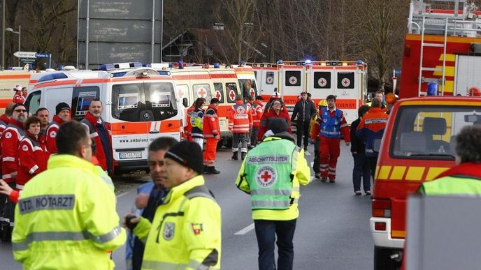 Záchranáři u srážky vlaků v Bavorsku