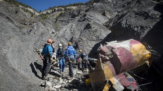 Pilot zříceného airbusu bezdůvodně klesal už během předchozího letu