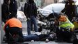 Záchranáři v Madridu ošetřují zraněnou ženu.