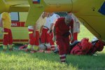 Na místě tragédie se záchranáři marně pokoušeli oživit druhého člena posádky letounu. I ten nakonec na místě zemřel.