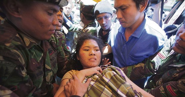 Záchranáři vynášejí ze sutin studentku Sari