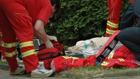 Záchranáři resuscitují ženu (30), která v Mohelnici vypadla či vyskočila z okna v šestém patře