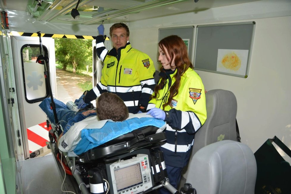 Mladá lékařka Katarína je v jednom kole, kromě služeb u pražské záchranky působí také ve Vinohradské nemocnici a podílí se na školení mediků.