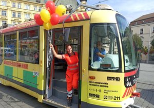 Žlutá tramvaj je poctou záchranářům i zdravotníkům zasahujícím v době covidu.