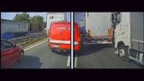 Bezohlednost na D1! Řidiči kamionů zablokovali sanitky i hasiče, kteří jeli k nehodám