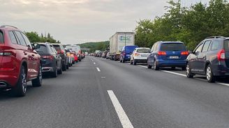 Smí motorkář do záchranářské uličky? Rozhoduje rozdíl mezi předjížděním a objížděním Smí motorkář do záchranářské uličky? Rozhoduje rozdíl mezi předjížděním a objížděním