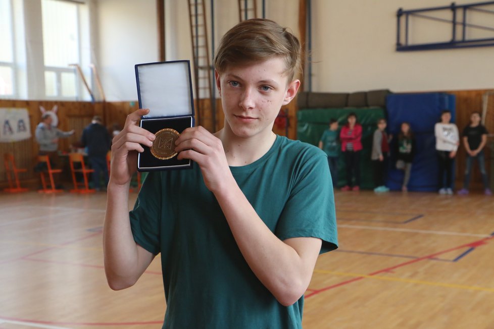 Žák osmé třídy z Rájce - Jestřebí Tomáš Maša (15) zachránil topící se dívku (11), policie mu za to udělila plaketu krajského ředitelství policie Jihomoravského kraje za obětavý přístup při záchraně lidského života.