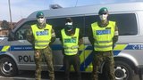 Andělé strážní v uniformě: Policista a dva vojáci ve Valticích nekonečné minuty oživovali ženu po kolapsu    