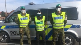 Andělé strážní v uniformě: Policista a dva vojáci ve Valticích nekonečné minuty oživovali ženu po kolapsu    