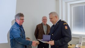 František Paštěka (vlevo) a Jaroslav Skácel (uprostřed) přebírají pamětní medaili za mimořádný čin.