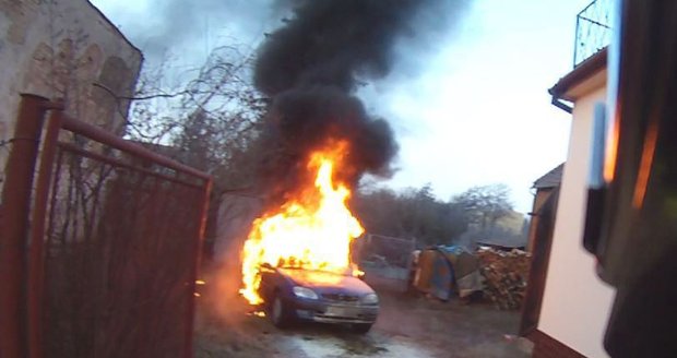 Záchrana přišla v poslední chvíli. Auto pohltily plameny a zcela jej zničily.