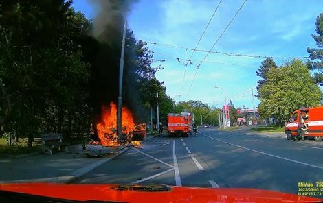 Při příjezdu hasičů na Přívrat bylo auto v plamenech.