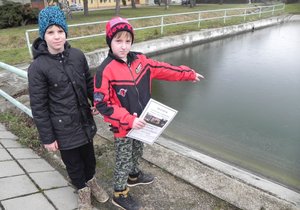 Desetiletý Honza Dvořák (vlevo) a o rok mladší Viktor Jelínek neváhali s pomocí kamarádovi ani na chvíli.