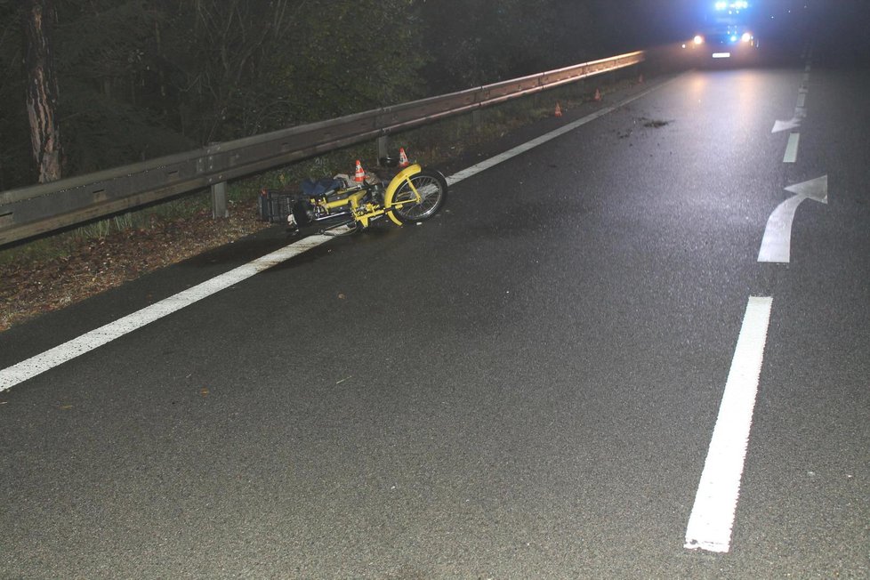 Místo, kde motocyklistovi po havárii poskytli policisté první pomoc.