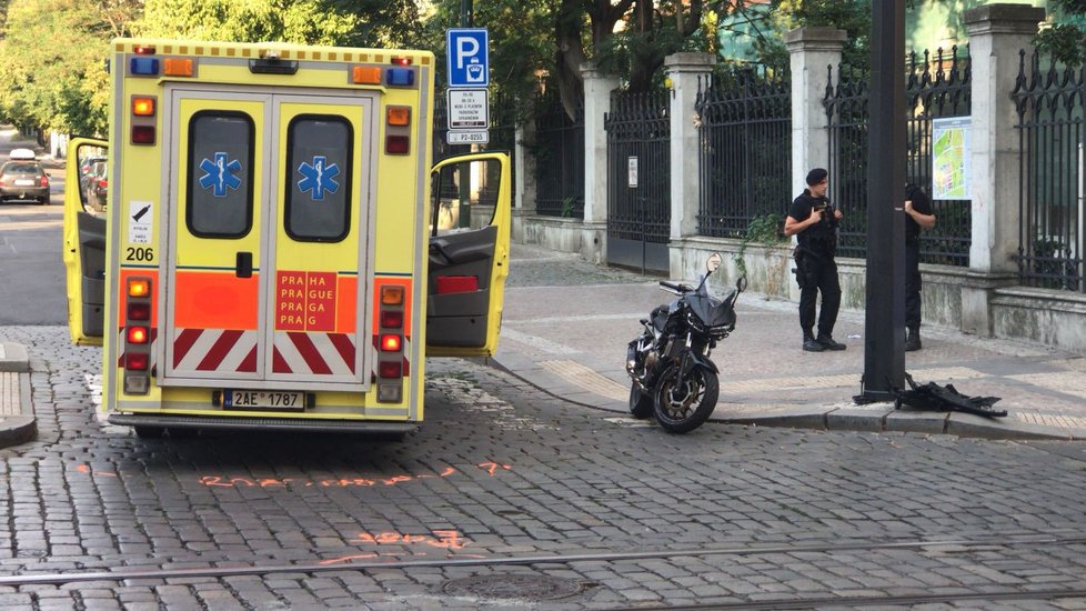 Sanitka na Albertově srazila motorkáře.