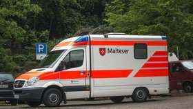 V Německu bylo 10 deset dětí převezeno do nemocnice poté, co v jejich autobuse na dálnici přestala fungovat klimatizace. (Ilustrační foto)