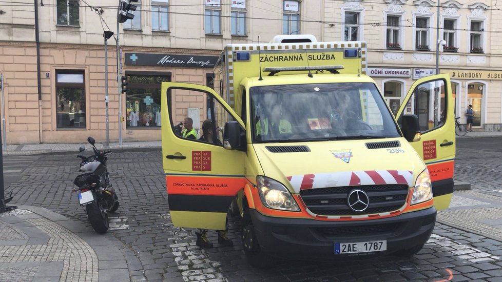 Sanitka se na Albertově srazila s motorkářem.